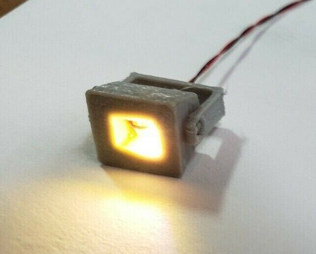 Load image into Gallery viewer, SET OF 3 HO EXTERIOR BUILDING LIGHTS W/ LIGHTS AND RESISTORS  USA. SOLD/SHIPPED