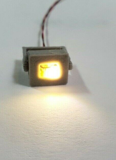 Load image into Gallery viewer, SET OF 3 HO EXTERIOR BUILDING LIGHTS W/ LIGHTS AND RESISTORS  USA. SOLD/SHIPPED