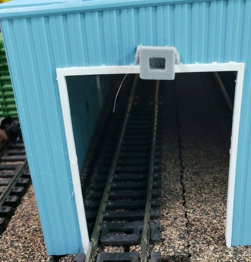 Load image into Gallery viewer, SET OF 3 HO EXTERIOR BUILDING LIGHTS W/ LIGHTS AND RESISTORS  USA. SOLD/SHIPPED